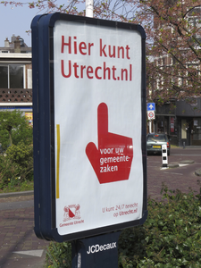 908362 Afbeelding van het billboard van de gemeente Utrecht, met de tekst: 'Hier kunt Utrecht.nl', bij de Noorderbrug ...